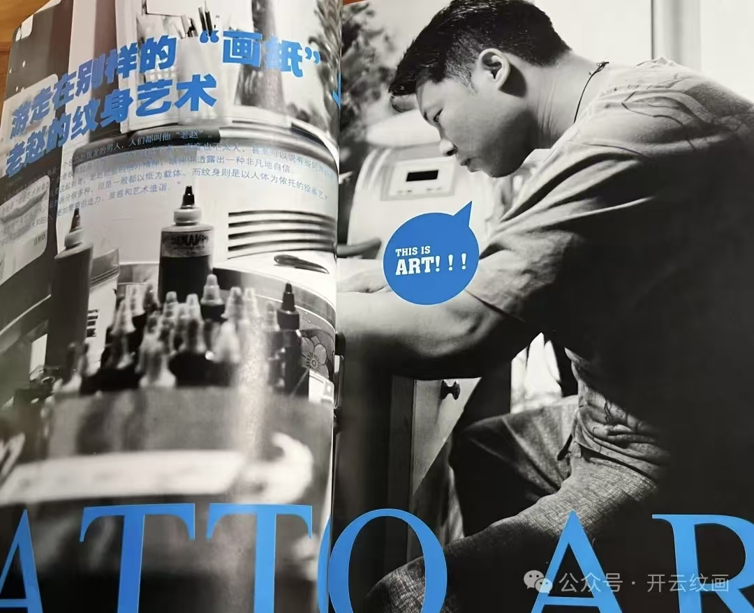 颁奖典礼现场，台上摆放着多个奖杯和证书，灯光聚焦，气氛庄重