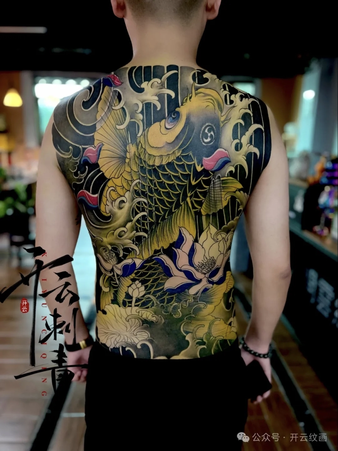 一幅精美的花鸟纹身，牡丹花开富贵，色彩鲜艳，层次分明，位于人体小腿部位
